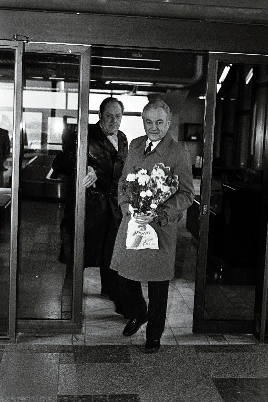 USA ja Kanada visiidilt naasnud Eesti Ülemnõukogu esimees Arnold Rüütel Tallinna lennujaamas.