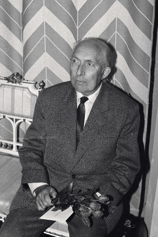 Aktsiaseltsi Eesti Mõisad korraldatud mõisakultuuri uurimise konkursil oma töö eest Saku mõisaansamblid peapreemia saanud Heino Kärblane.