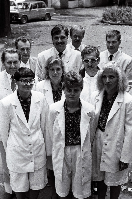 Eesti invasportlaste koondis enne ärasõitu Barcelonasse IX paraolümpiamängudele. I reas vasakult: Nadežda Maksimova, Marge Kõrkjas, Helena Silm; II reas vasakult: treener Rein Põldmäe, Anneli Ojastu, Jaan Jensen; III reas vasakult: Eesti Paraolümpiakomitee president Endel Saia, delegatsiooni juht, Eesti Paraolümpiakomitee peasekretär Allan Kiil, treener Harri Seinberg, Jaak Kotelnikov.