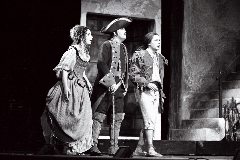 Stseen G. Rossini koomilisest ooperist “Sevilla habemeajaja” “Estonia” teatris. Vasakult: Rosina - Annika Tõnuri, krahv Almavira - Mati Kõrts ja Figaro - Taimo Toomast.