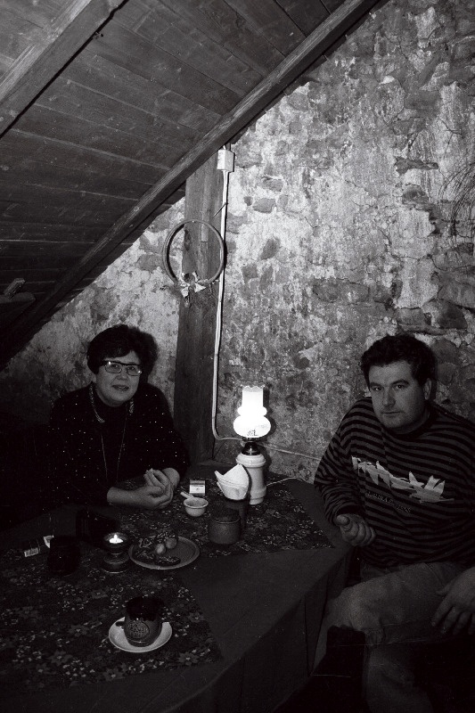 Firma “Bogapot” kohvikus Pika Jala alguses vestlevad kohviku perenaine, firma Soome osapoole konsultant Aila Järveküla ja Eesti poole firmaomanik kunstnik Jüri Bogatkin.