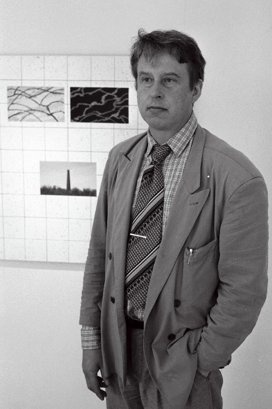 Maalikunstnik Andres Tolts oma tööde näitusel galeriis “Luum”.