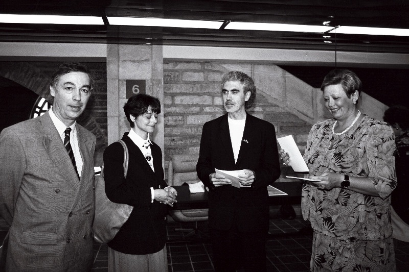 Prantsuse fotokunstniku Max Armengaud´i fotonäituse “Vatikan” avamine Eesti Rahvusraamatukogus. Vasakult: Prantsuse suursaadik Eestis Jaques Huntzinger, Prantsuse kultuurikeskuse Eestis direktriss Beatrice Boillot, Max Armengaud ja raamatukogu direktriss Ivi Eenmaa.