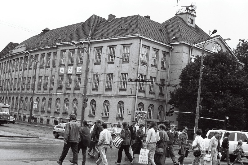 Estonia puiestee ja Pärnu maantee nurgal asuv Eesti Merehariduskeskuse hoone.