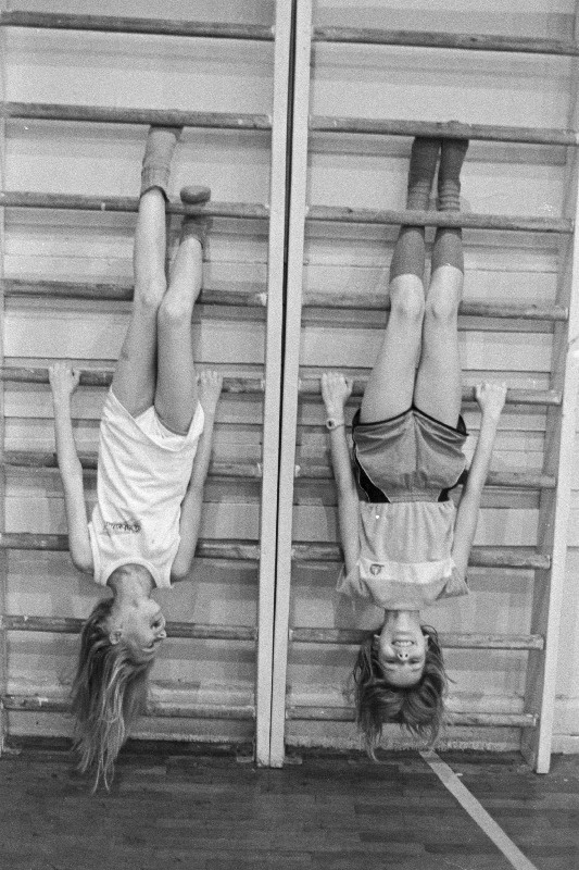 Tallinna 10. Keskkooli õpilased võimlemistunnis.