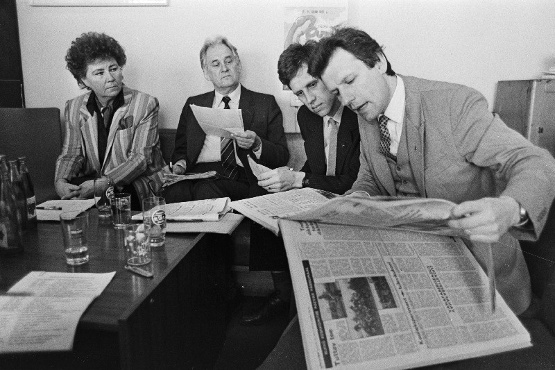 ELKNÜ Keskkomitee, Eesti Majandusteaduse Seltsi ja ajalehe "Noorte Hääl" väljakuulutatud majandusteemaliste kirjutiste võistlusele laekunud töid vaatab läbi žürii koosseisus: Eesti NSV TA Majanduse Instituudi töötaja Valve Kirsipuu, akadeemik Raimund Hagelberg, ELKNÜ Keskkomitee osakonnajuhataja Toivo Aalja ja Eesti NSV TA Majanduse Instituudi töötaja Ivar Raig.