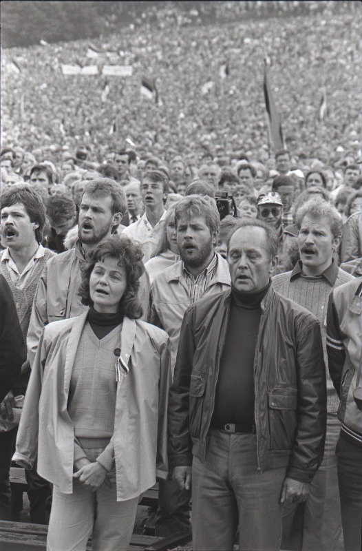 Eestimaa Rahvarinde organiseeritud rahvapidu "Eestimaa laul 88" Lauluväljakul. Esiplaanil EKP Keskkomitee sekretär Vaino Väljas koos abikaasaga.