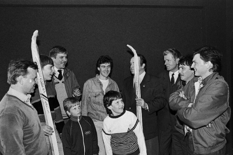 Ennustusvõistluse "Calgary 1988" võitjad (paremalt) Valmar Raud, Tarmu Paju, Valdo Lahemaa, Harry Pihlakas, Calgary olümpiamängudel pronksmedali võitnud Allar Levandi, Kalev Meibaum, Mart Kajari, Harry Holtsmann.