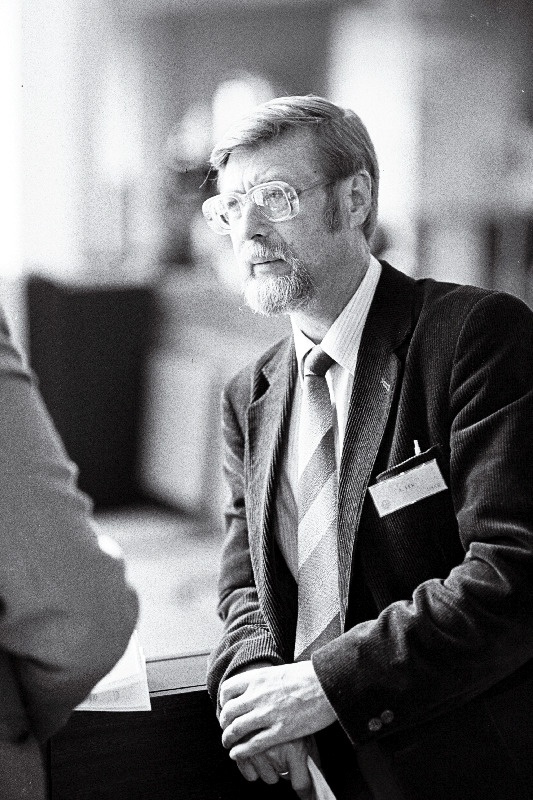 Rahvusvahelise foneetikakongressi organiseerimiskomitee liige, Eesti NSV TA Keele ja Kirjanduse Instituudi vanemteadur Arvo Eek.