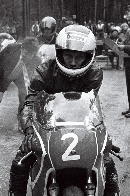 NSV Liidu mootorrataste ringrajasõidu meistrivõistlustel Pirita-Kose-Kloostrimetsa ringrajal esikoha võitnud Peeter Koval.