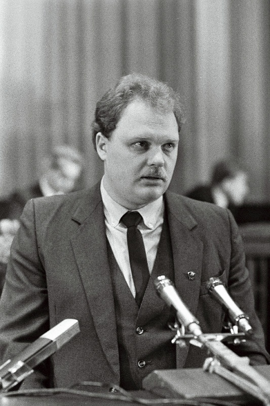 ELKNÜ XX kongressil kõneleb Leninliku Komsomoli preemia laureaat, Viljandi rajooni "Vambola" kolhoosi mehhanisaator Tõnu Almre.