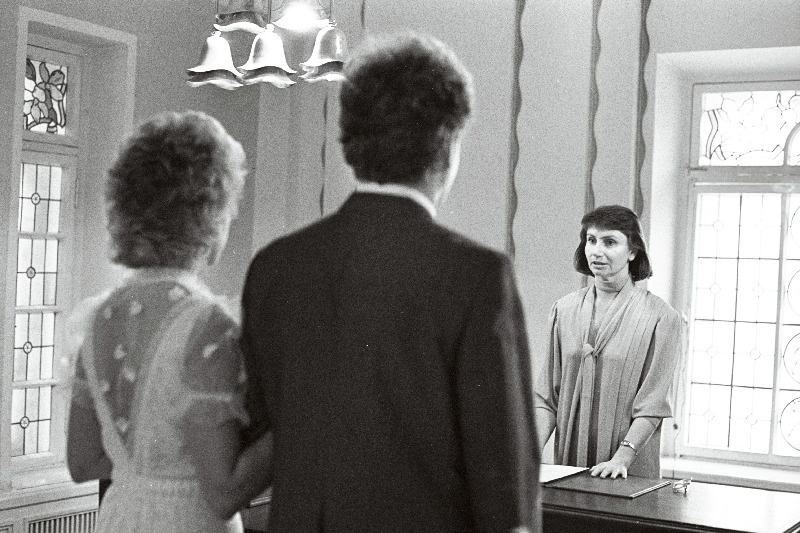 Tallinna Linna RSN Täitevkomitee Perekonnaseisuosakonna ametnik Dolores Kruuse abielu registreerimas.