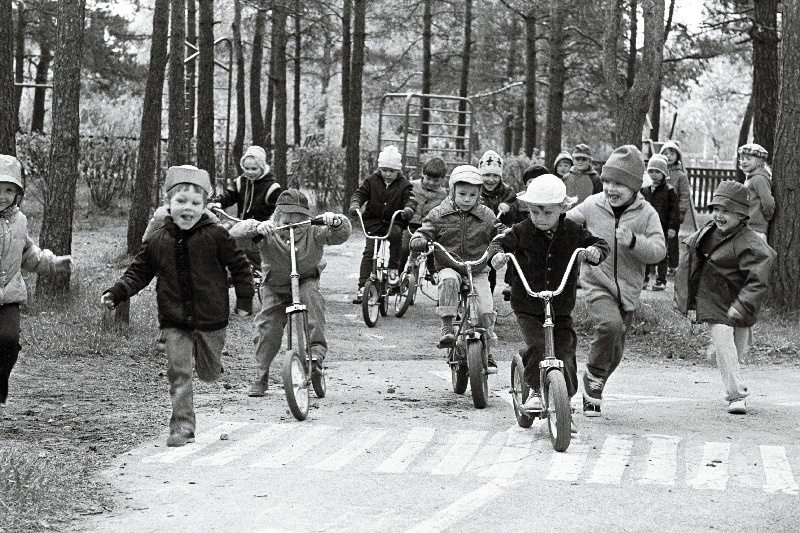 Tallinna 80. lastepäevakodu lapsed jalgratastega sõitmas.