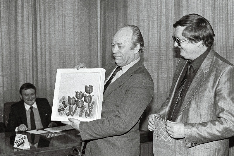 Maaehitustrusti juhataja Mart Keek ajalehe "Noorte Hääl" vastutavale sekretärile Ilmar Rodenile 1985. ja 1986. aatal kirjutatud ehitusteemaliste lugude eest kingitust üle andmas.