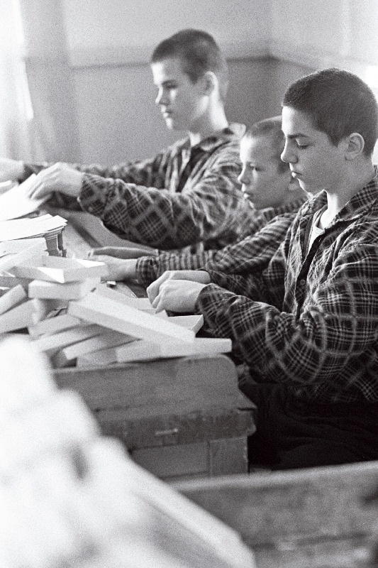 Tallinna alaealiste vastuvõtujaotuspunktis arvelevõetud noorukid töötamas.