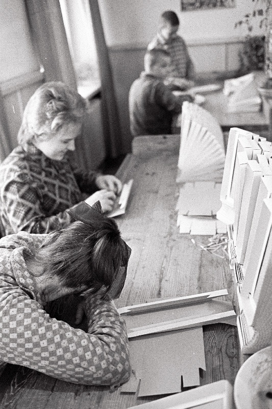 Tallinna alaealiste vastuvõtujaotuspunktis arvelevõetud noorukid töötamas.