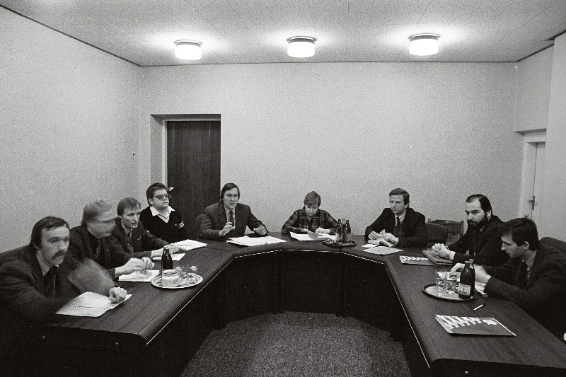 ELKNÜ XX kongressi delegaadid töökohtumisel ELKNÜ Keskkomitees. Vasakult: ELKNÜ Keskkomitee sektorijuhataja Uku Toom, osakonnajuhataja Madis Kallion ja instruktor Raivo Aavisto, sotsioloog Jaak Uueküla, ELKNÜ Keskkomitee osakonnajuhataja Andrus Lauren, Tallinna 2. Keskkooli õpetaja Tiia Luuk, ELKNÜ Keskkomitee sekretär Tiit Porkveli, Tallinna Pioneeride ja Koolinoorte Palee direktor Veikko Raagmets, ELKNÜ Keskkomitee osakonnajuhataja Rein Koov.