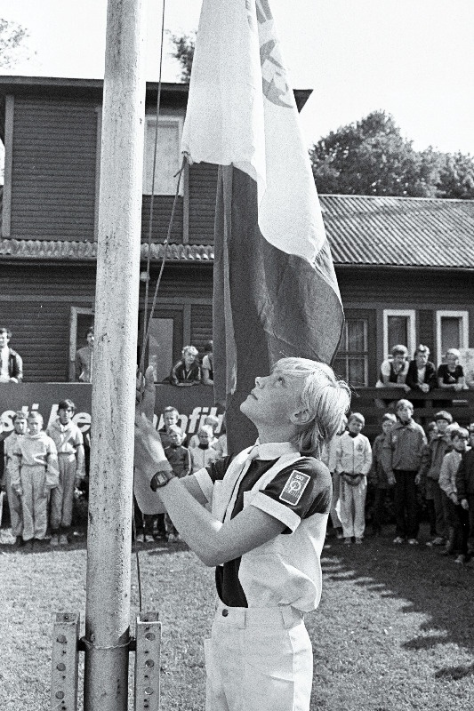 "Spinnakeri" ja "Noorte Hääle" XI "Optimistide" regati lipu heiskab 1986. regati võitja Urmas Niine.