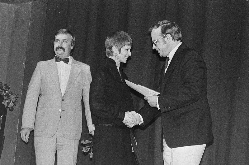 XII ülemaailmsele noorsoo- ja üliõpilasfestivalile pühendatud ballil annab ELKNÜ Keskkomitee esimene sekretär Arno Almann tänukirja pantomiiminäitlejale Maret Kristalile.