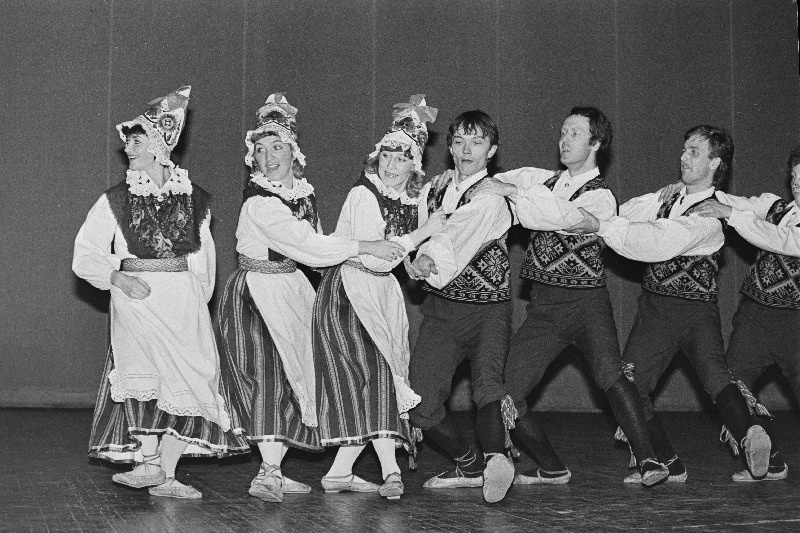 XII ülemaailmsele noorsoo- ja üliõpilasfestivalile pühendatud ballil J. Tombi nim. Kultuuripalees esineb E. Vilde nim. Tallinna Pedagoogilise Instituudi rahvatantsurühm.