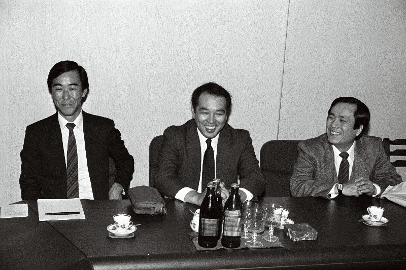 Jaapani Sotsialistliku Partei noorsoobüroo delegatsiooni liikmed (paremal) JSP Kesktäitevkomitee Komisjoni liige, Fukuoka prefektuuri noorsoobüroo juhataja Hiroyki Masayama, JSP Kesktäitevkomitee liige, JSP Hokkaido noorsoobüroo juhataja Masato Akimoto ja JSP noorsoobüroo sekretär Mikis Kato vastuvõtul ELKNÜ Keskkomitees.