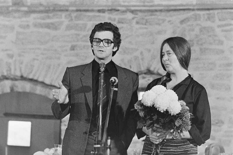 "Kodulinna" 10.aastapäeva tähistamisel Tallinna Matkamajas kõnelevad "Kodulinna" mõtte algatajad teleajakirjanik Hagi Šein ja Eesti Televisiooni režissöör Tiina Mägi.