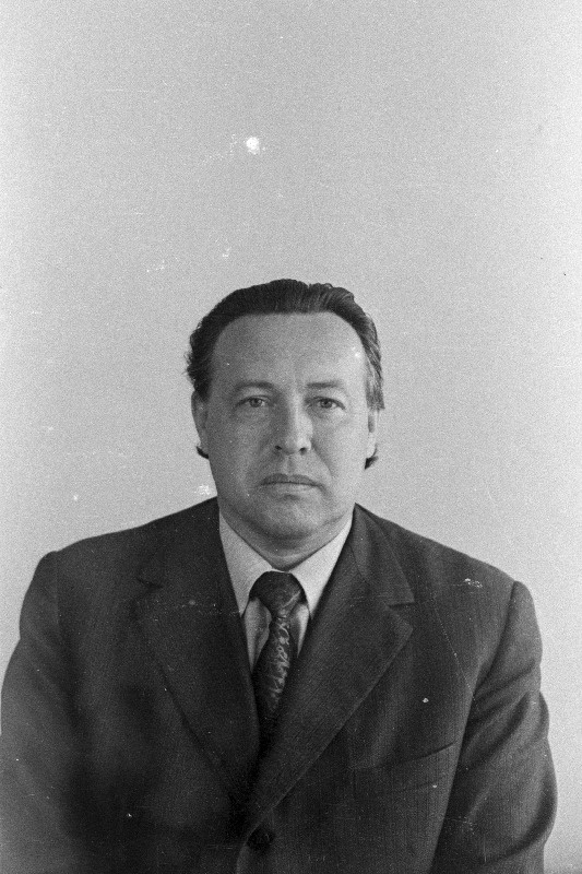 Helemäe, Karl, Eesti NSV teeneline ajekirjanik.