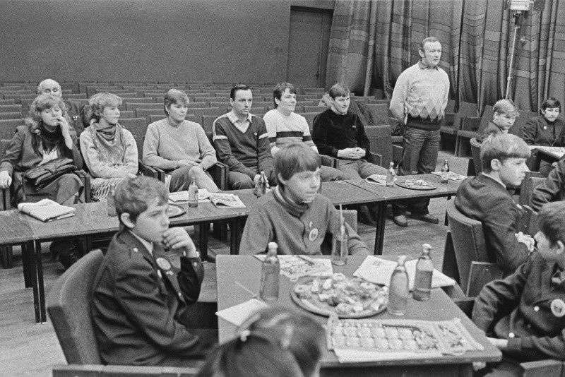 Ajakirjandusmajas toimunud ALMAVÜ sektsiooni "Noortelt tehnikutelt ja uurijatelt armeele, mereväele ja sportlik-tehnilisele mudeliehitusele" liikmete koosviibimine.