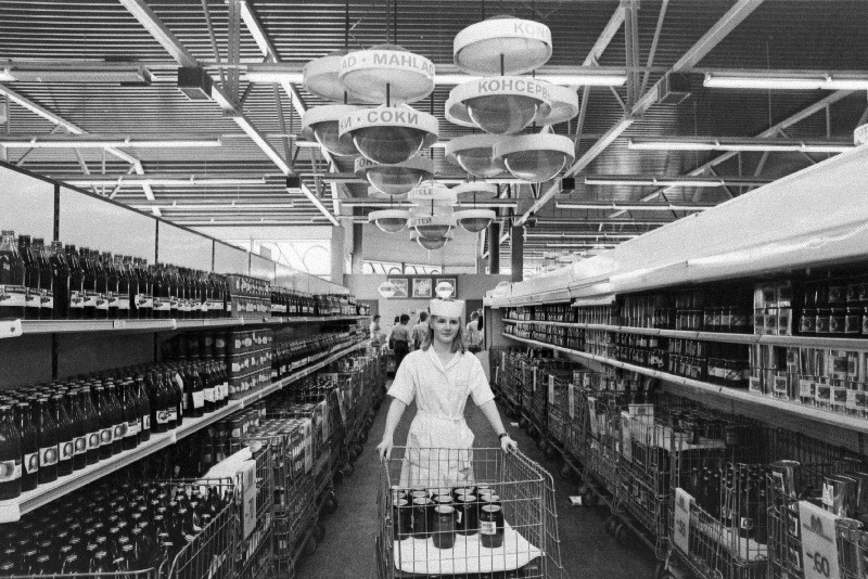 Eesti Õpilasmaleva liikmed tööl Kaubahallis.