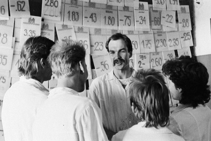 Eesti Õpilasmaleva komandör Urmas Olli vestleb Kaubahallis tööl olevate EÕM-i liikmetega.