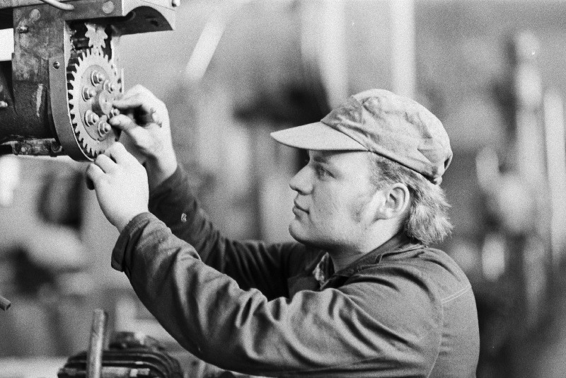 Tootmiskoondise "Talleks" remondilukksepp Valdo Vallimägi