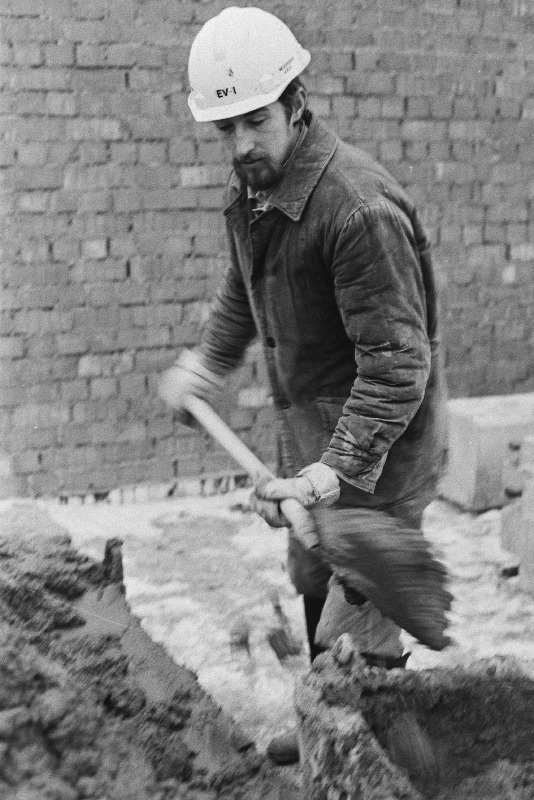 Tallinna Ehitustrusti 1. Ehitusvalitsuse müürsepp Heiki Peterson Fr. R. Kreutzwaldi nim. Riikliku Raamatukogu uue hoone ehitusel.