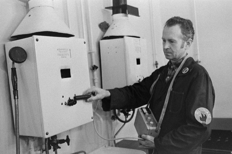 Tallinna gaasimajanduse Valitsuse "Tallinngaas" avariidispetšerteenistuse lukksepp Edmund Kiibus.