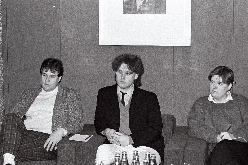 Rootsi Östergötlandi lääni noorsoo-organisatsiooni delegatsiooni liikmed: (vasakult) Rootsi Keskpartei Noorteliidu läänivolinik Peter Strömberg, Rootsi Kommunistliku Noorsoo läänivolinik Magnus Petersson ja Rootsi Kristlik-Demokraatliku Liidu Noorsooliidu esindaja Anna Gunnarsson vastuvõtul ELKNÜ Keskkomitees.