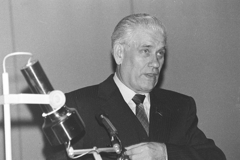 IV Vabariikliku noortejuhendajate kokkutulekul esineb ettekandega Eesti NSV Ametiühingute Nõukogu esimees Nikolai Johanson.