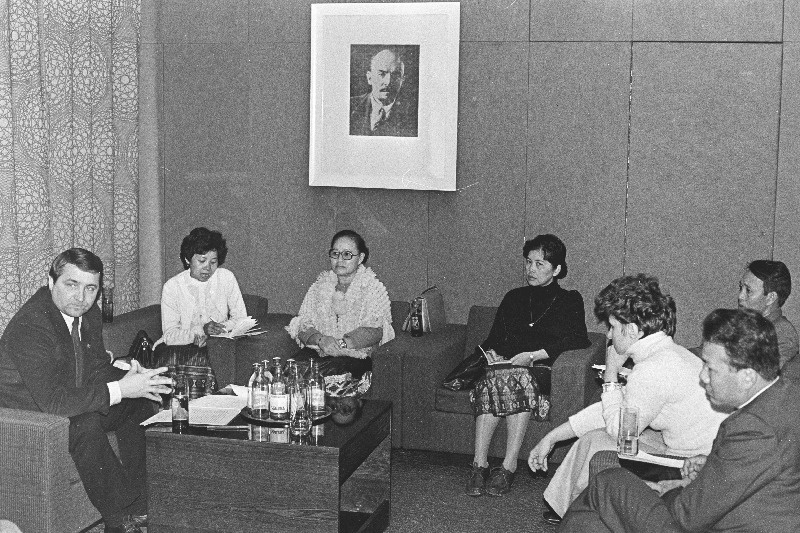 Laose Rahvusvahelise Noorsoo Liidu delegatsioon vastuvõtul ELKNÜ Keskkomitee esimese sekretäri Donald Visnapuu juures.