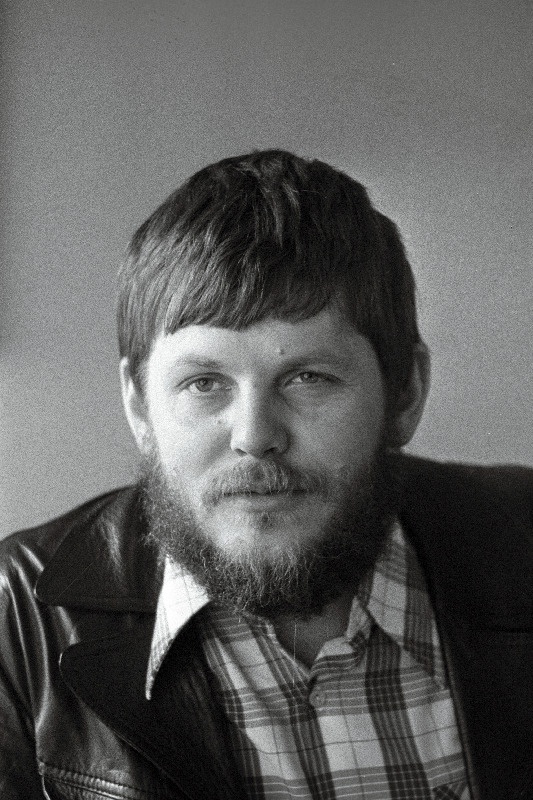 Eesti NSV Riikliku Loodusmuuseumi zoloogiaosakonna juhataja bioloog Peeter Ernits külas ajalehe "Noorte Hääl" toimetuses.