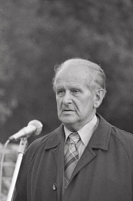 Eestimaa Kommunistliku Noorsooühingu 60. aastapäeva tähistamise miitingul esineb kõnega komsomoliveteran Mart Kangur.