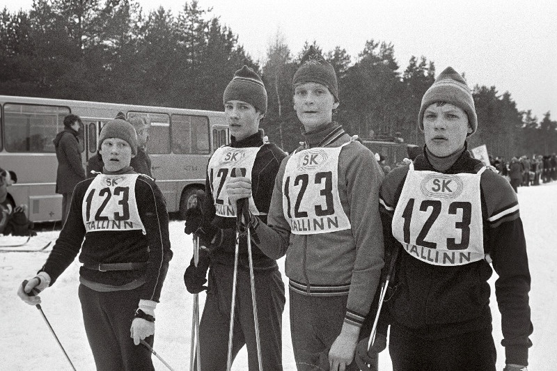 Tallinn-Keila-Tallinn XVII suusamaratonil esikoha võitnud Tallinna 44. Keskkooli võistkond: Toomas Hirvoja, Ahti Haapsal, Marius Unt ja Märt Volmer.