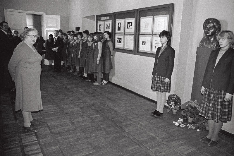 Vilhelmine Klementi 80. sünniaastapäeva puhul V. Klementi nimelise 32. Kutsekeskkoolis tema büsti avapäeval kõneleb revolutsiooniveteran Alma Vaarman.