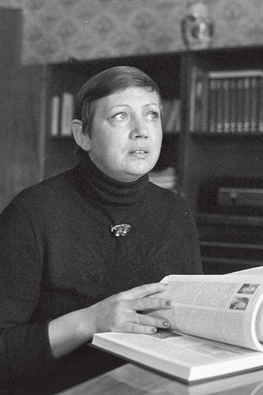 Fr. R. Kreutzwaldi nimelise Eesti NSV Riikliku Raamatukogu teadusdirektor pedagoogikakandidaat Ivi Eenmaa.