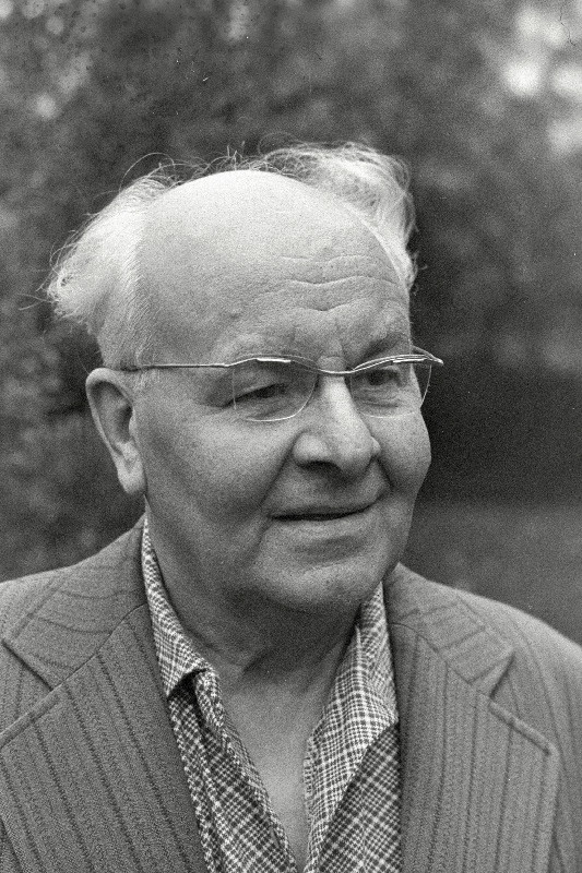 Pajo, Elmar- tanki T- 34 juht- mehaanik kaardiväe vanemseersant, kunsttisler.