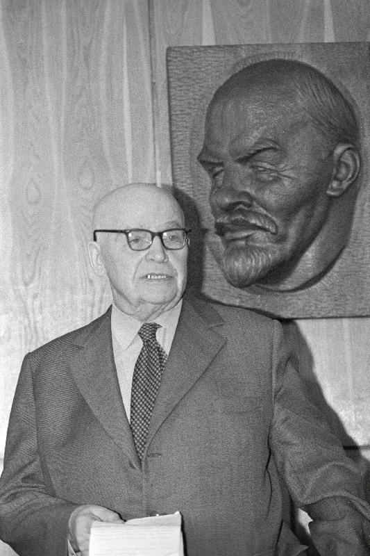 Eri põlvkondade kommunistlike noorte pidulikul kohtumisel ELKNÜ Keskkomitees esineb kõnega parteiveteran Hendrik Allik.