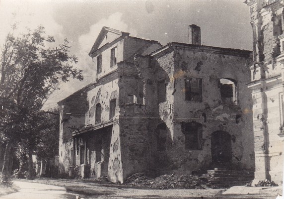 Purustatud Narva vaade, Peeter I maja, 1946-1947