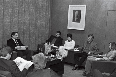 Vaba Saksa Noorsoo Liidu (FDJ) Schwerini ringkonnaorganisatsiooni liikmed vastuvõtul ELKNÜ Keskkomitee esimese sekretäri Donald Visnapuu (vasakul) juures.  similar photo
