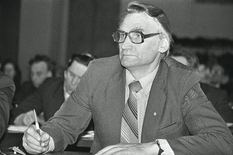 L. Kullmani nimelise Tartu 16. Kutsekeskkooli direktor Eino Ojastu vabariigi kutsekoolide direktorite nõupidamisel.