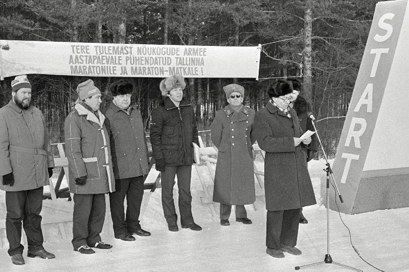 Nõukogude armee ja sõjalaevastiku 66. aastapäevale pühendatud XVIII "Noorte Hääle" suusamaratoni avab Tallinna Linna RSN Täitevkomitee esimehe asetäitja, maratoni organiseerimiskomitee esimees Valeri Prjahhin.