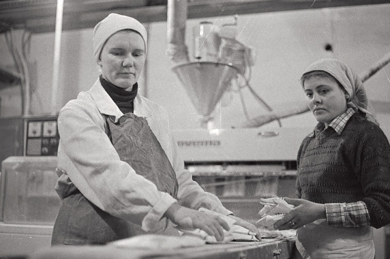 Tarbekeemia tootmiskoondise "Flora" pesuvalgendaja pakendamise poolautomaadil töötavad Leida Paulus (vasakul) ja Aime Kerna.