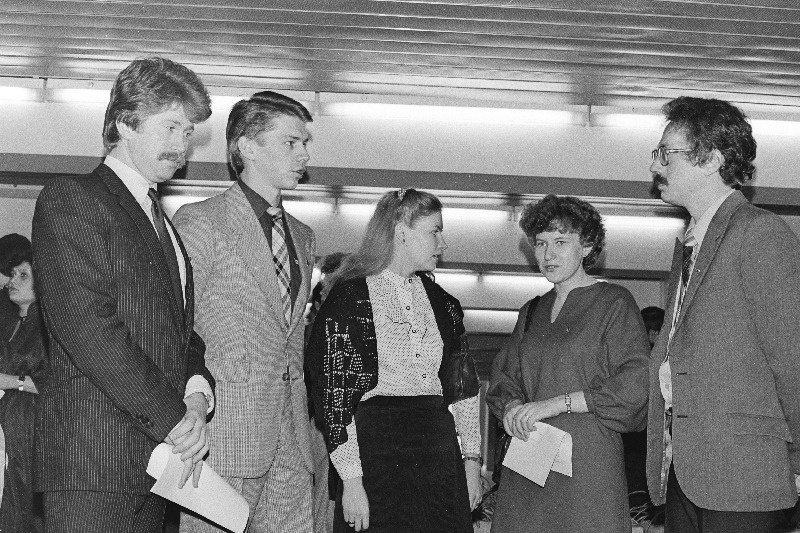 ELKNÜ aktiivi koosoleku vaheajal vestlevad (vasakult) ELKNÜ Keskkomitee instruktorid Eldur Sallaste ja Aivar Kaas, Võru rajooni V. I. Lenini nimelise kolhoosi komsomolisekretär Maret Kannuke, Võru rajooni Kuldre kolhoosi komsomolisekretär Helve Nutt ja ELKNÜ Haapsalu Rajoonikomitee esimene sekretär Hannes Saarsoo.