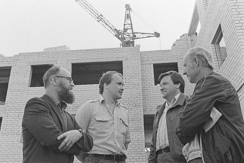 Ajalehe "Noorte Hääl" XVII ehitajate võistluse žürii esimees, Tallinna Ehitus- ja Mehaanikatehnikumi õppejõud Ilmar Kibur (vasakult) ning Vabariikliku Koondise "Eesti Kolhoosiehitus" Ehitus- ja Montaaživalitsuse jaoskonnajuhataja Olaf Herman, peainseneri asetäitja Taimo Kikas ja töödejuhataja Harry Maasik enne võistlust nõu pidamas.